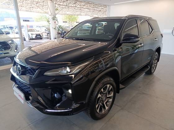 TOYOTA HILUX SW4 2.8 D-4D TURBO DIESEL SRX PLATINUM 7L 4X4 AUTOMÁTICO
